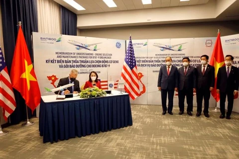 Chủ tịch nước Nguyễn Xuân Phúc chứng kiến lễ ký kết biên bản thỏa thuận lựa chọn động cơ GENx và gói bảo dưỡng máy bay Boeing 787-9 của Bamboo Airways. (Ảnh: CTV/Vietnam+) 