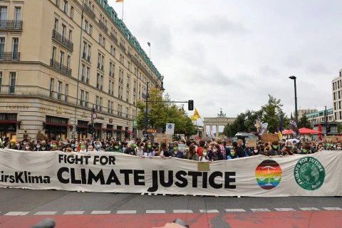 Giới trẻ trên khắp thế giới tuần hành kêu gọi chống biến đổi khí hậu