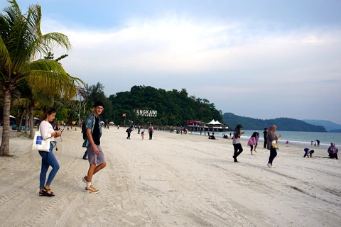 COVID-19: Malaysia thí điểm thành công việc mở cửa hòn đảo du lịch 