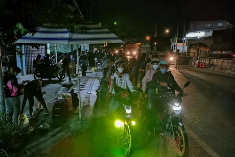 Giải quyết tình trạng người dân chạy xe máy về quê bị kẹt ở Hậu Giang