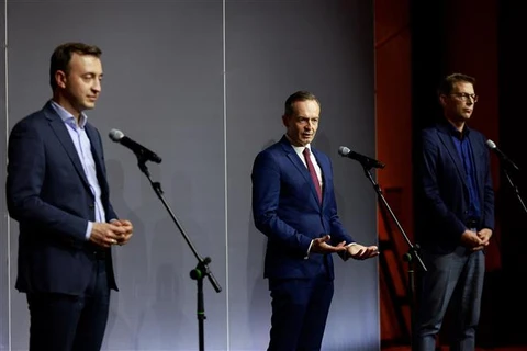 Từ trái sang: Tổng thư ký đảng CDU Paul Ziemiak, Tổng thư ký đảng FDP Volker Wissing và Tổng thư ký đảng CSU Markus Blume tại buổi họp báo sau cuộc đàm phán thành lập một chính phủ liên minh cầm quyền ở Đức. (Ảnh: AFP/TTXVN)