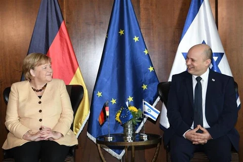 Thủ tướng Đức Angela Merkel (trái) và Thủ tướng Israel Naftali Bennett tại cuộc gặp ngày 10/10. (Ảnh: TTXVN phát)