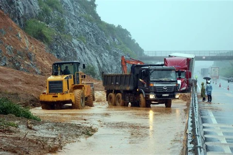 Thông tuyến cao tốc Đà Nẵng-Quảng Ngãi đoạn qua Quảng Nam sau sạt lở