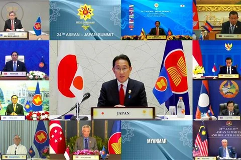 Thủ tướng Nhật Bản Fumio Kishida (giữa) dự Hội nghị cấp cao ASEAN-Nhật Bản theo hình thức trực tuyến, ngày 27/10. (Ảnh: AFP/TTXVN)