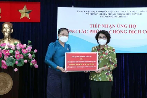 TP. HCM tiếp nhận ủng hộ phòng, chống dịch COVID-19 từ Lào
