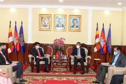 Tổng Lãnh sự Việt Nam tại Preah Sihanouk mừng Quốc khánh Campuchia