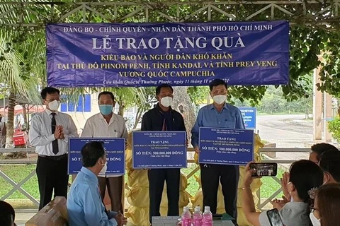 TP. HCM trao tặng 1,5 tỷ đồng hỗ trợ người Campuchia gốc Việt