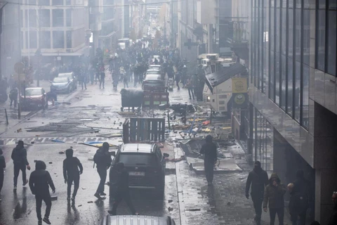 Cảnh sát Bỉ phun vòi rồng vào người biểu tình phản đối việc phong tỏa