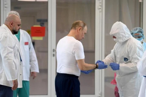 Tổng thống Nga Putin tiêm mũi vaccine COVID-19 tăng cường 