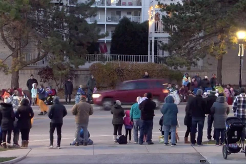 [Video] Xe SUV lao thẳng vào đoàn diễu hành Giáng sinh ở Winconsin