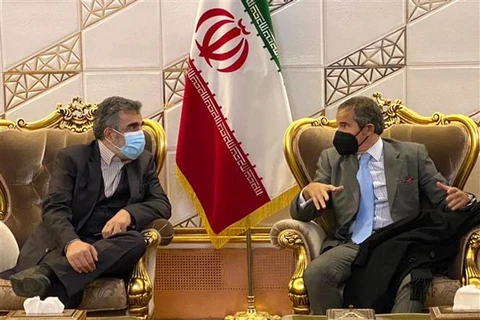 Tổng Giám đốc Cơ quan Năng lượng nguyên tử quốc tế (IAEA) Rafael Grossi (phải) trong cuộc gặp với phát ngôn viên Cơ quan Năng lượng nguyên tử Iran (AEOI) Behrouz Kamalvandi, tại Tehran, ngày 22/11. (Ảnh: AFP/TTXVN)