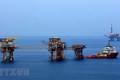 Các giàn khoan khai thác dầu khí của Liên doanh Vietsovpetro tại mỏ Bạch Hổ. (Ảnh: Huy Hùng/TTXVN)