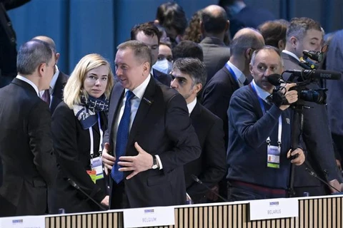 Ngoại trưởng Belarus Vladimir Makei (giữa) tham dự Hội nghị Ngoại trưởng các nước thành viên Tổ chức An ninh và hợp tác châu Âu (OSCE) tại thủ đô Stockholm (Thụy Điển) ngày 2/12. (Ảnh: AFP/TTXVN)