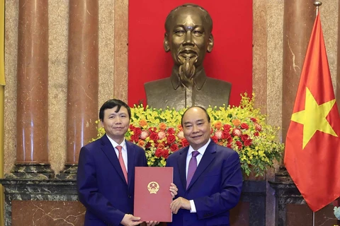 Chủ tịch nước Nguyễn Xuân Phúc trao Quyết định phong hàm Đại sứ