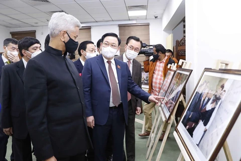 Chủ tịch Quốc hội thăm triển lãm ảnh 50 năm quan hệ Việt Nam-Ấn Độ