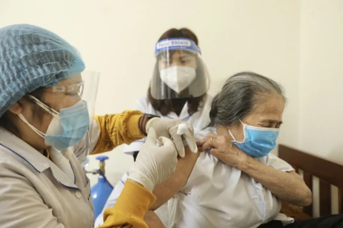 Hà Nội: Đến tận nhà tiêm vaccine cho người có nguy cơ cao