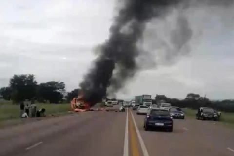 Tai nạn giao thông nghiêm trọng tại Nam Phi, 16 người bị chết cháy 