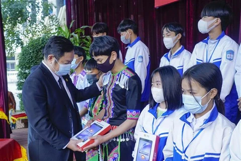 Hỗ trợ 5.000 máy tính bảng, 5.000 sim 4G cho học sinh nghèo Điện Biên