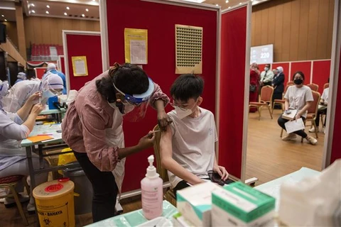 Malaysia có thêm hơn 3.200 ca mới, tích cực tiêm chủng vaccine