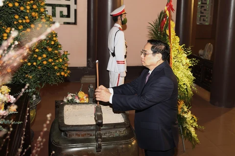 Thủ tướng dâng hoa tại khu tưởng niệm Bác Hồ ở Thanh Hóa
