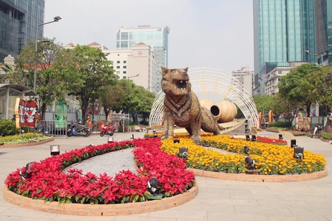 Thành phố Hồ Chí Minh khẩn trương hoàn thành đường hoa Nguyễn Huệ 