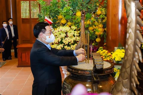 Chủ tịch Quốc hội dâng hương tưởng niệm Bác Hồ tại Nghệ An