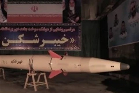 Iran ra mắt tên lửa đạn đạo mới có tầm bắn lên tới 1.450km