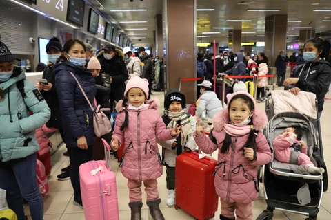 Hình ảnh người Việt sơ tán từ Ukraine tại sân bay lên đường về nước