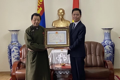 Trao tặng Huy chương Hữu nghị cho giáo sư, tiến sỹ người Mông Cổ