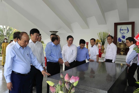 Chủ tịch nước dâng hương tưởng niệm cụ Phó bảng Nguyễn Sinh Sắc