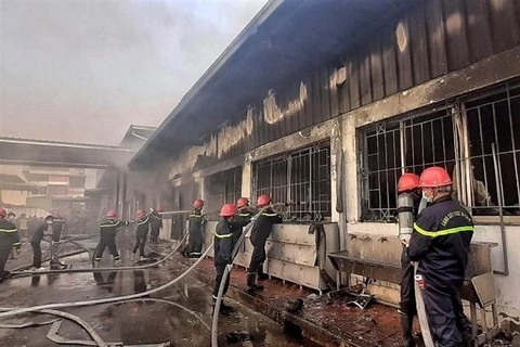 Điều 5 xe chữa cháy dập lửa tại công ty may quốc tế ở Bắc Giang