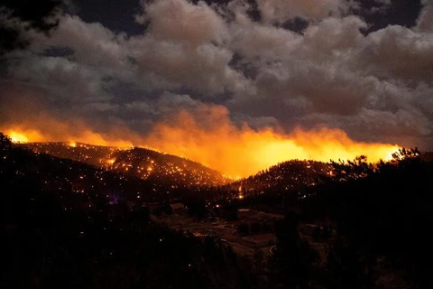 Cháy rừng dữ dội tại Mỹ, bão tuyết trái mùa ở Canada 