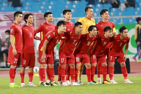 Trao tặng Thủ tướng Nhật Bản quả bóng có chữ ký tuyển thủ Việt Nam