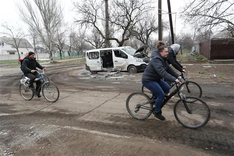 Ukraine tuyên bố tạm ngừng sơ tán dân thường khỏi miền Đông