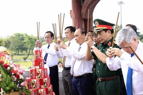 Chủ tịch nước dâng hương tưởng niệm anh hùng liệt sỹ tại Quảng Trị 