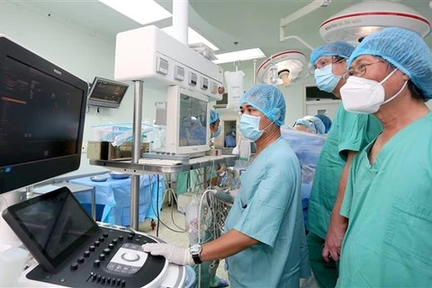 Khen thưởng êkíp thực hiện ca ghép tim xuyên Việt của Bệnh viện TW Huế