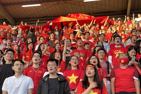 Quang cảnh trận giao hữu giữa đội tuyển bóng đá nữ Việt Nam và Pháp
