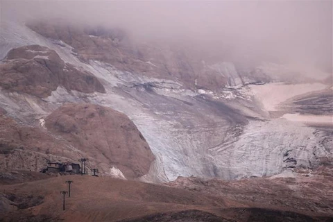 Hiện trường vụ lở tuyết trên núi Marmolada, gần Punta Rocca, Italy, ngày 3/7. (Ảnh: AFP/TTXVN)