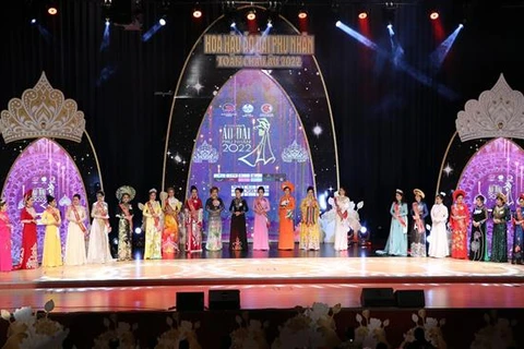 Ấn tượng tà áo dài tại chung kết Hoa hậu Áo dài phu nhân toàn châu Âu