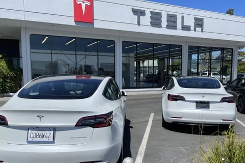 Hệ thống lái xe tự động của hãng Tesla tiếp tục hứng chỉ trích