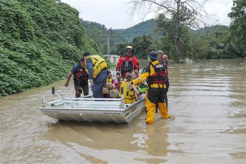 Tổng thống Mỹ thị sát vùng chịu ảnh hưởng của lũ lụt tại bang Kentucky