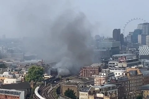 Anh: Hỏa hoạn tại tuyến đường sắt ở London gây gián đoạn dịch vụ 