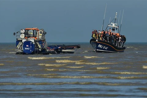 Số người di cư vượt eo biển Manche sang Anh trong 1 ngày cao kỷ lục