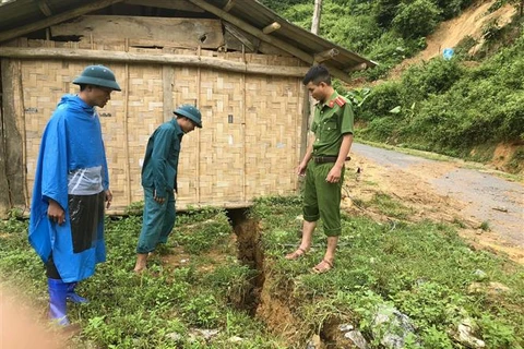 Nghệ An: Xuất hiện vết nứt dài hơn 700m, nhiều hộ dân di dời khẩn cấp