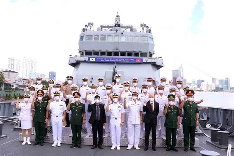 Tàu huấn luyện tuần tra trên biển của Hải quân Hàn Quốc thăm TP. HCM