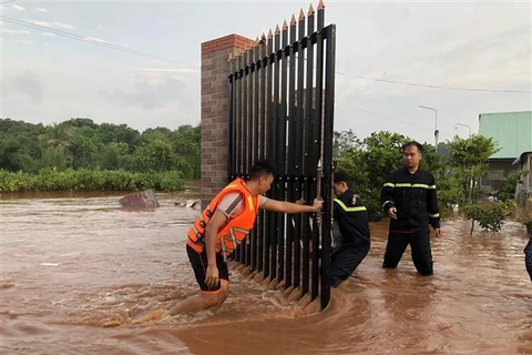 Bình Phước hỗ trợ di dời dân khỏi vùng nguy hiểm do mưa lớn