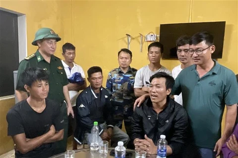 Thừa Thiên-Huế cứu sống 9 ngư dân trôi dạt nhiều giờ trên biển
