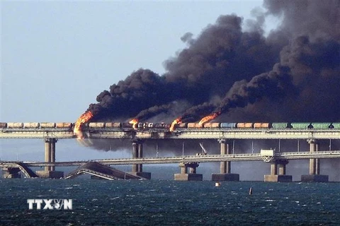 Khoảnh khắc xảy ra vụ đánh bom xe làm sập cầu vượt biển nối Crimea