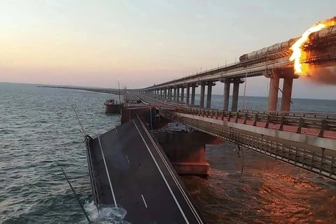Đánh bom làm sập 2 nhịp cầu vượt biển nối với bán đảo Crimea