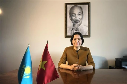 Đại sứ Việt Nam tại Kazakhstan Phạm Thái Như Mai trả lời phỏng vấn báo chí nhân dịp Phó Chủ tịch nước Võ Thị Ánh Xuân tham dự CICA. (Ảnh: TTXVN phát)